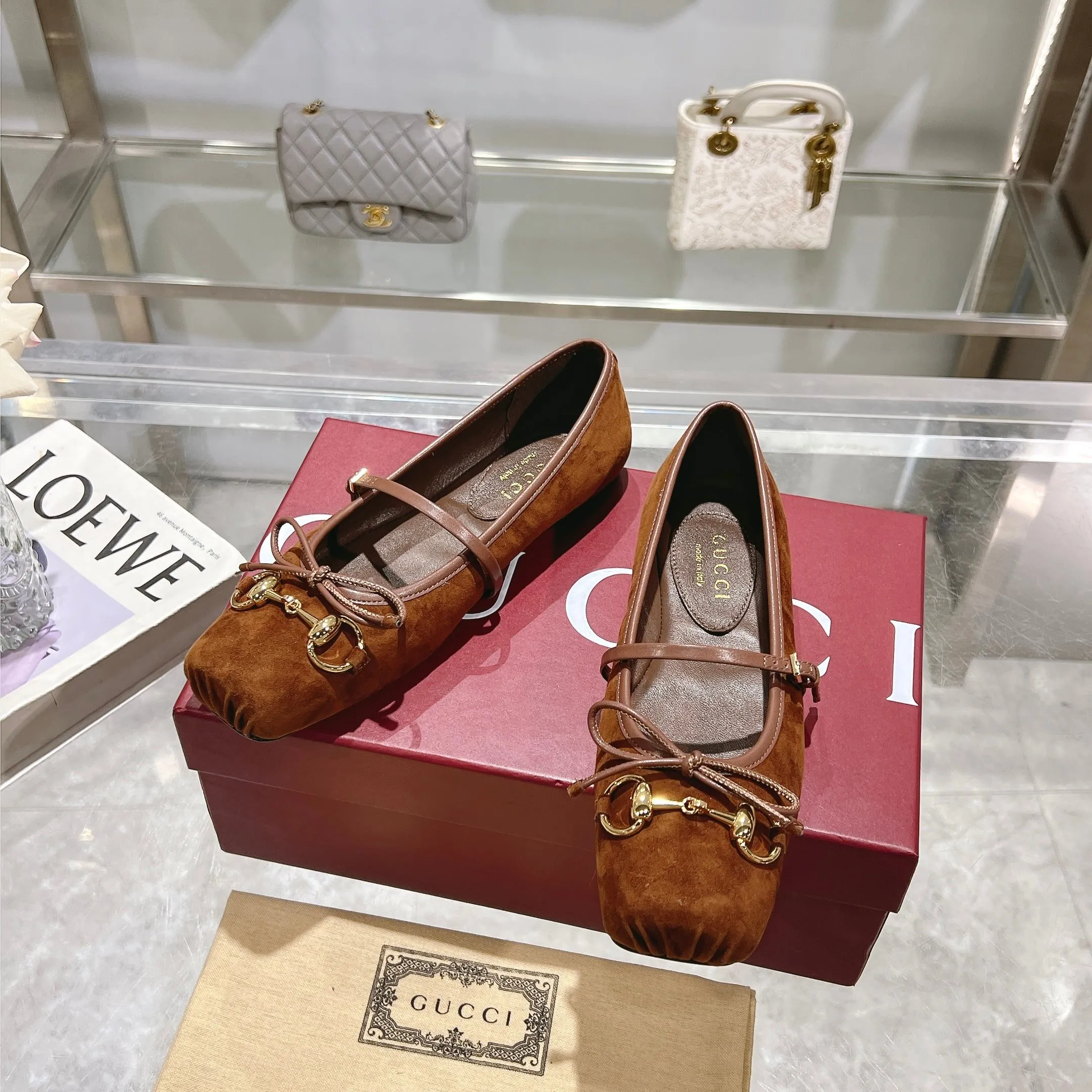 👟👟Ex-factory price 560👟👟 Gucci Horsebit series women's ballet flats. This iconic horsebit ballet flats features a square toe design and elegant bow details, paying tribute to the traditional ballet shoe style. This piece is crafted from Gucci ankh leather and embellished with a light gold-tone horsebit buckle. A 'sacchetto' construction with a soft, padded insole provides a great fit. ✅Size: 35-42 (customized for 40-42) ✅Sole material: Imported Italian genuine leather sole ✅Packaging: Brand new red box packaging